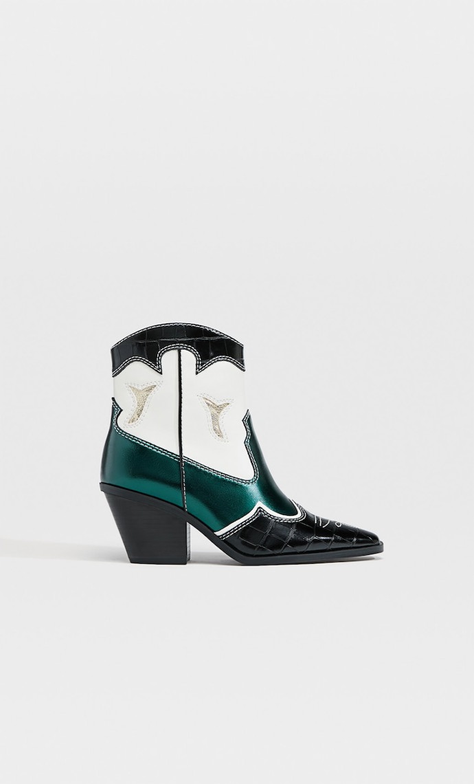 Kombinované barevné  kovbojské boty, Stradivarius, 1 399 Kč.