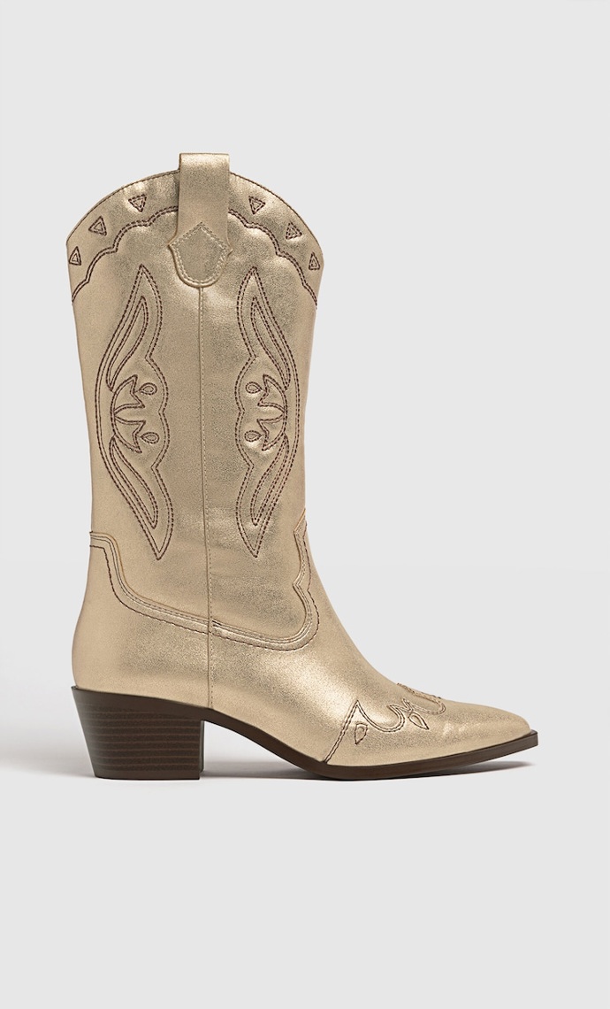 Zlaté kovbojské boty, Stradivarius, 1 399 Kč.