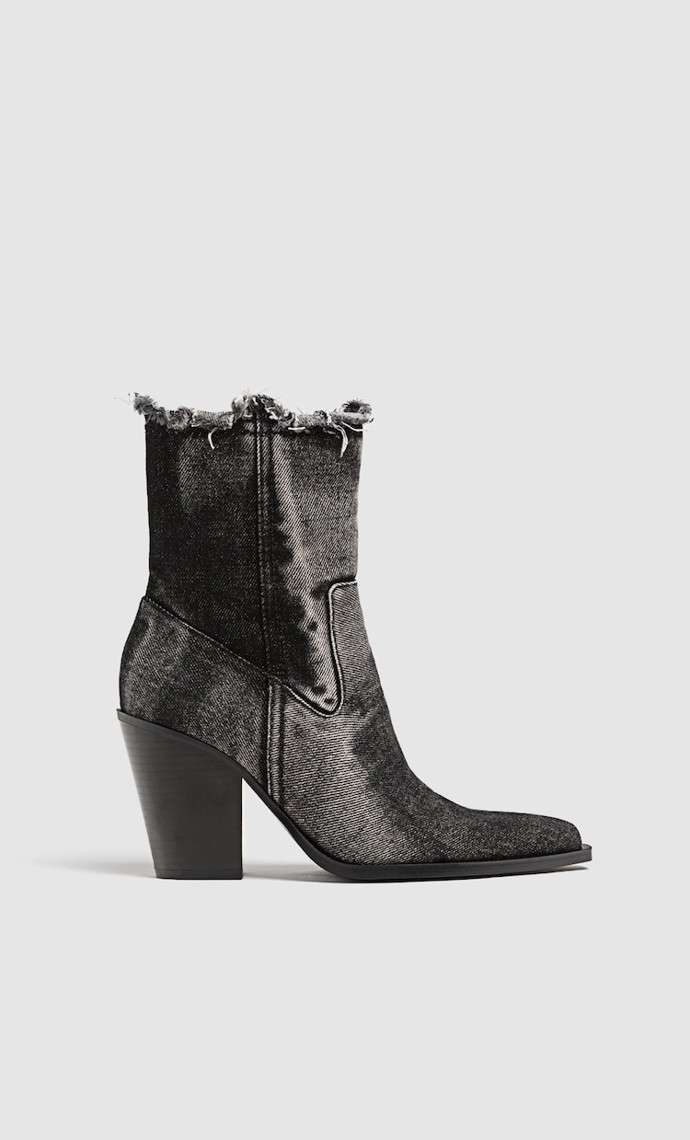 Džínové kovbojské boty, Stradivarius, 1 299 Kč.