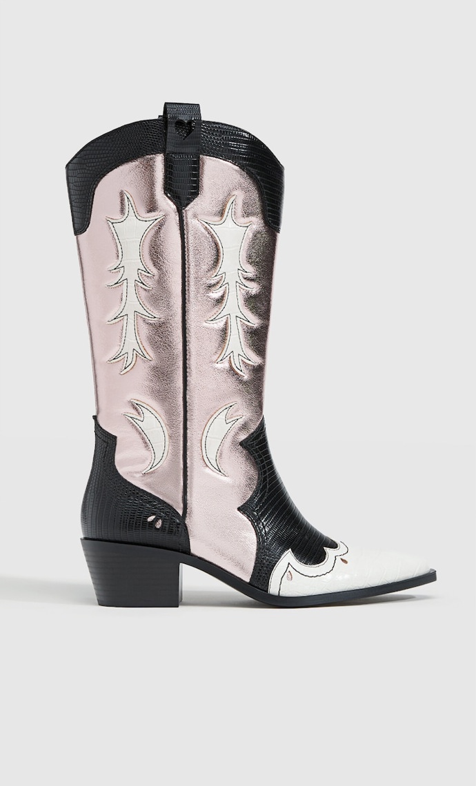 Metalické kovbojské boty, Stradivarius, 1 799 Kč.