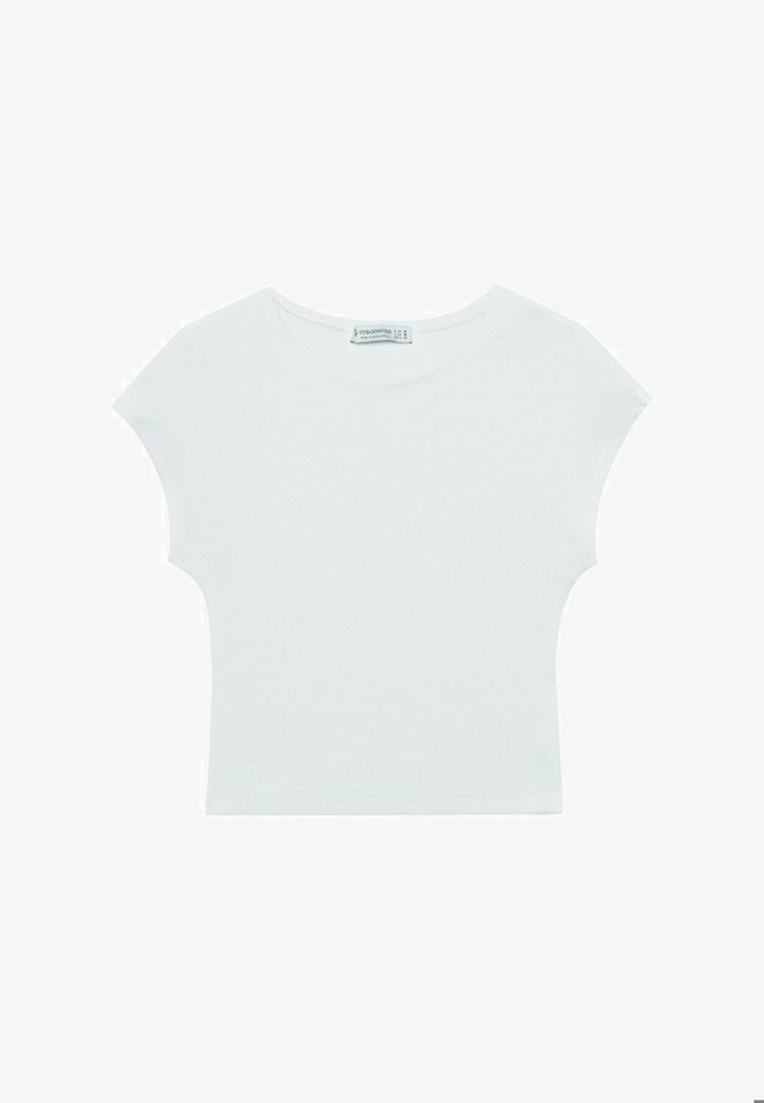 Další z kousků, který neodmyslitelně patří k roli Rachel Green a stejně tak je synonymem pro módu devadesátých let minulého století. Crop top. (Stradivarius, 199 Kč)