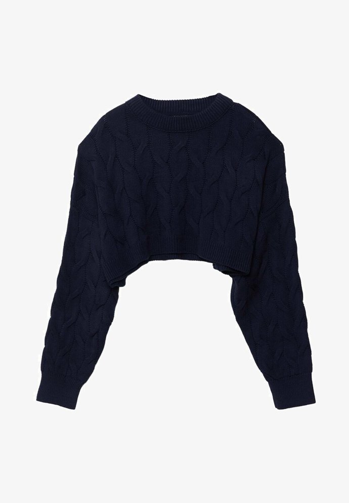 Trocha trendy prvků v podání zkráceného svetříku Stradivarius, 599 Kč.