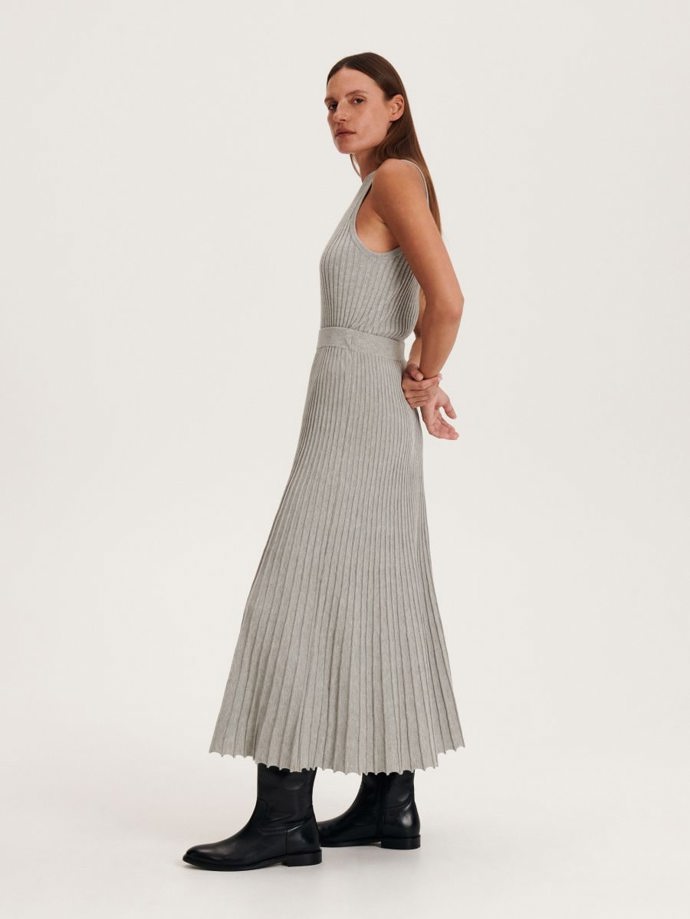 Midi z úpletu v kombinaci s topem ze stejného materiálu. (Reserved, sukně 999 Kč, top 699 Kč)