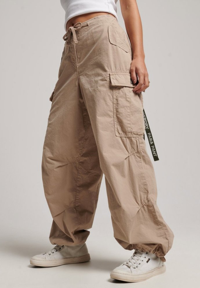 Cargo kalhoty, Superdry, 2 990 Kč.