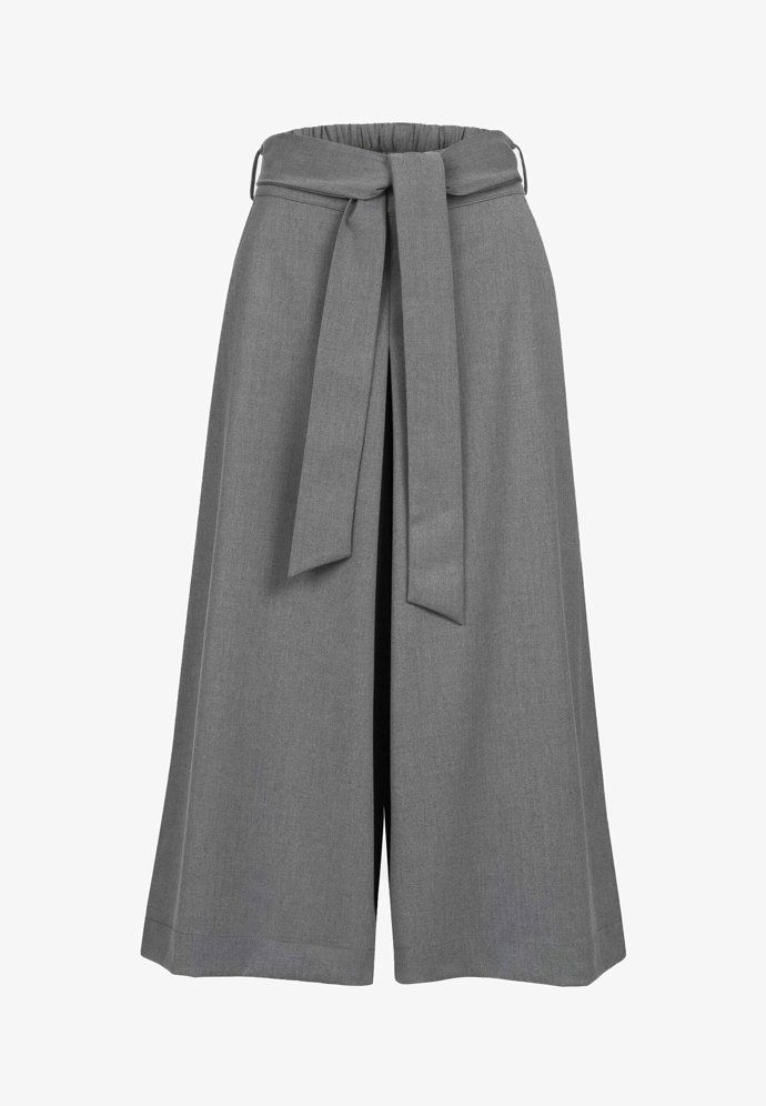 Culottes umí být také významně prostorově nápadnější. Téměř kalhotovou sukni ve zkrácené délce nabízí značka Suri Frey, 1 969 Kč.