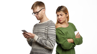 Klára (26): Přítel furt vysedává na mobilu. Zkusila jsem na něj fintu se svůdným prádélkem, ale dopadlo to katastrofou
