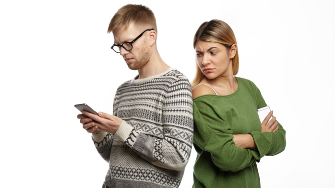 Klára (26): Přítel furt vysedává na mobilu. Zkusila jsem na něj fintu se svůdným prádélkem, ale dopadlo to katastrofou