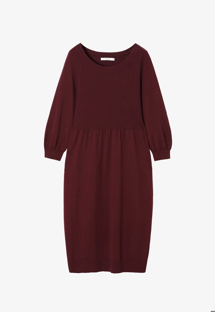 Strukturované úpletové šaty s náplety, Tatuum, 2 199 Kč.