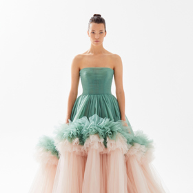 Modely vynikají vysokou spotřebou materiálu, nápadnou zdobností a okázalými prvky.