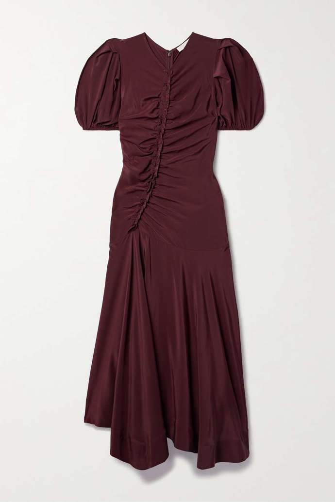 Šaty Ully Johnson patří ke Kateiným nejoblíbenějším modelům. Model v podobném odstínu, který zvolila herečka pro přehlídku v New Yorku, nabízí návrhářka na svém e-shopu v přepočtu za přibližně 23 tisíc korun.