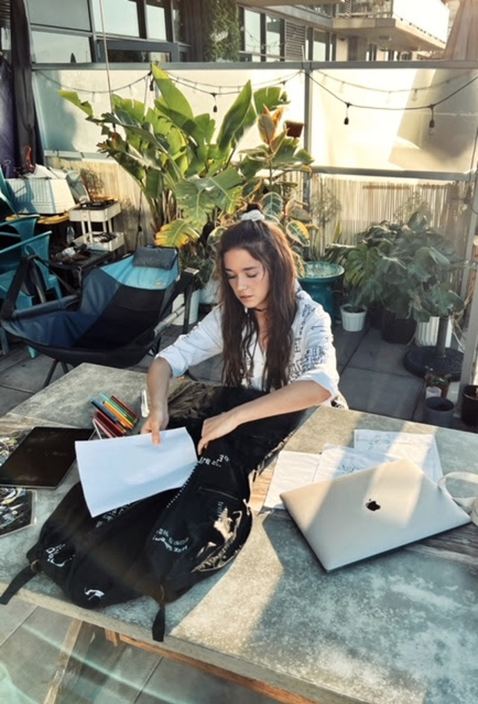 Anetina tvorba je inspirována převážně běžným životem, cestováním, různými kulturami, večírky, kamarády a také úplně cizími lidmi, které Aneta potkává na svých cestách po světě.