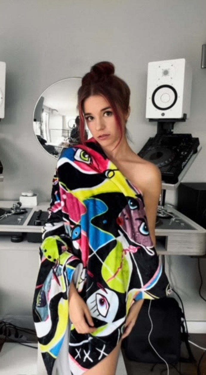 Herečka Aneta Kernová maluje a své obrazy pak přenáší na módní kousky a doplňky.