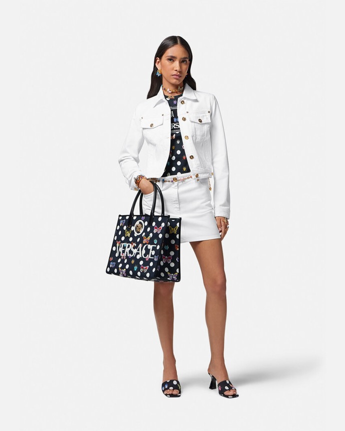 Dua Lipa je autorkou letní kolekce módního domu Versace.