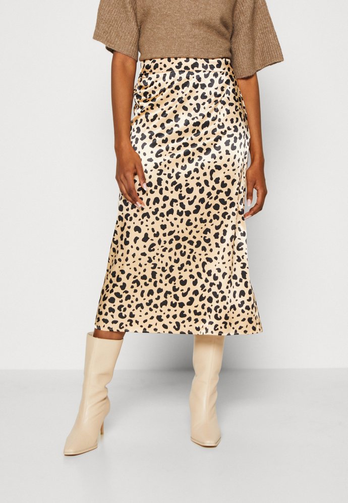 Skvěle se tak kombinuje i se středně vysokými modely kozaček. (Vila, 999 Kč)