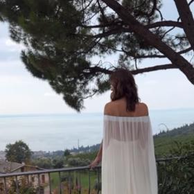 Daniela oblékla velmi zajímavě řešené šaty.