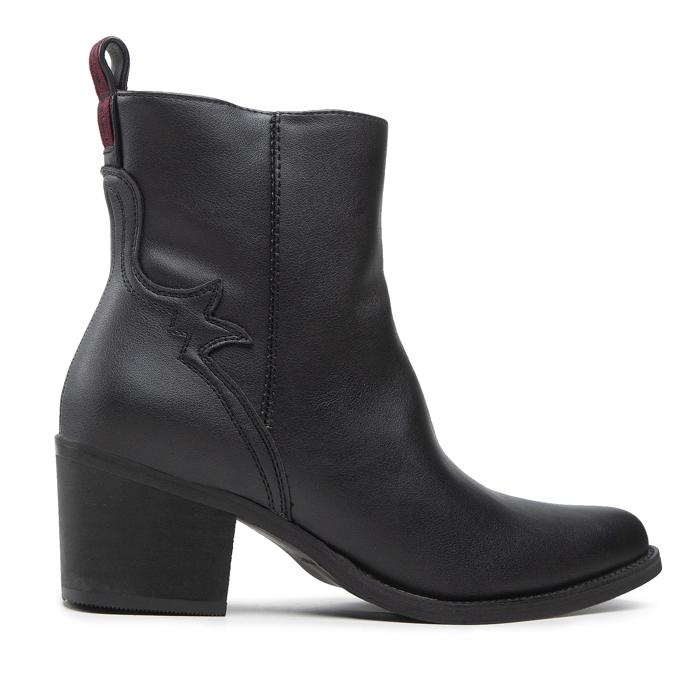 Nízké kožené boty, Wrangler, 1 890 Kč.