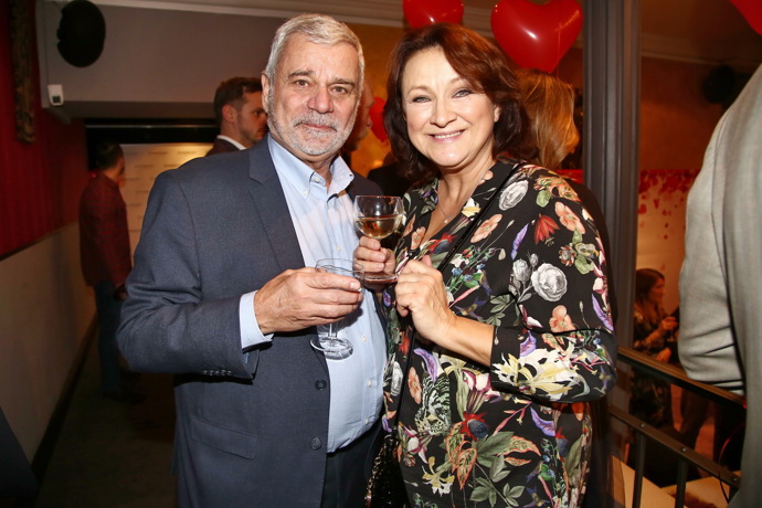 Zlata Adamovská se ale nebojí ani vzorů a výrazných barev. Po boku svého decentně oblečeného manžela, herce Petra Štěpánka, pak v takových kouscích zvlášť vyniká.