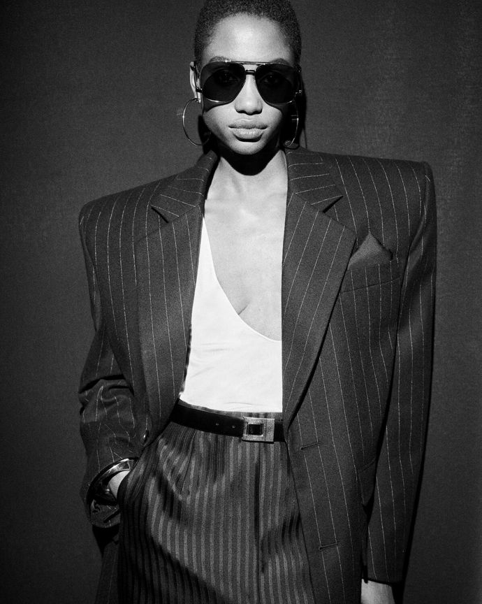 YSL a ikonický proužkovaný oblek v dámské variantě. Místo košile stačí i basic top  či tílko.