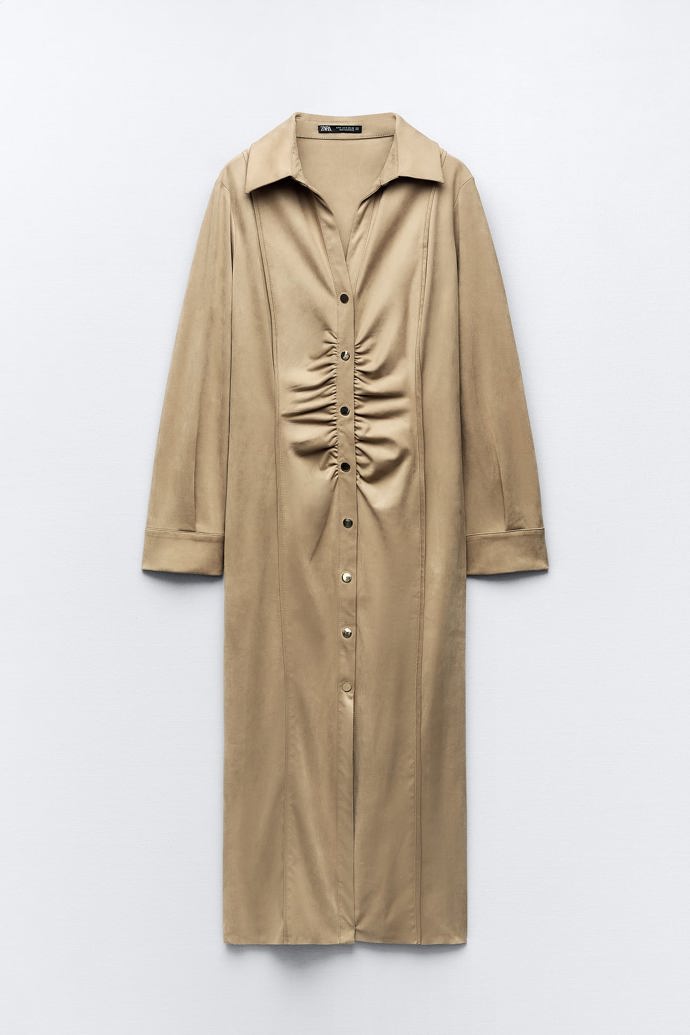 Jednoduché midi šaty z imitace kůže budou ideální pro kombinaci s vysokými kozačkami. (Zara, 1 299 Kč)