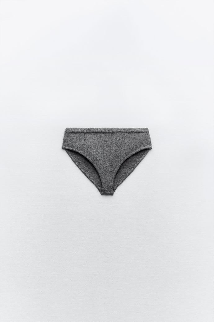 Svrchní kalhotky z vlny nabízí tento španělský módní řetězec za 449 Kč (Zara). K dispozici je i svetřík ve stejném dezénu.