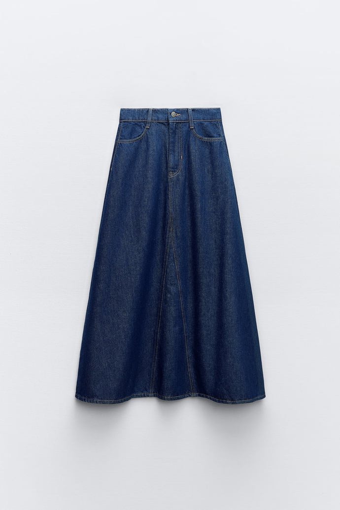 Maxi sukně patří k nepostradatelným džínovým kouskům současnosti. (Zara, 799 Kč)