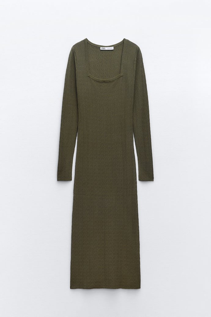 Bodycon úpletové šaty s hranatým výstřihem. (Zara, 799 Kč)