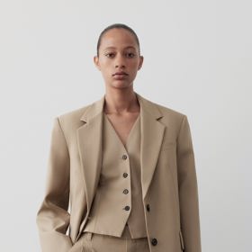 Elegantní monochormatické provedení business sestavy s vestičkou. (Zara)