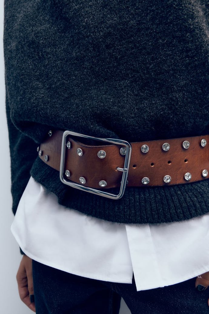 Jak nosit široký kožený pásek? Klidně přes pulovr a košili! (Zara, 999 Kč)