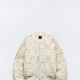 Strukturovaný bomber, Zara, 1 199 Kč.