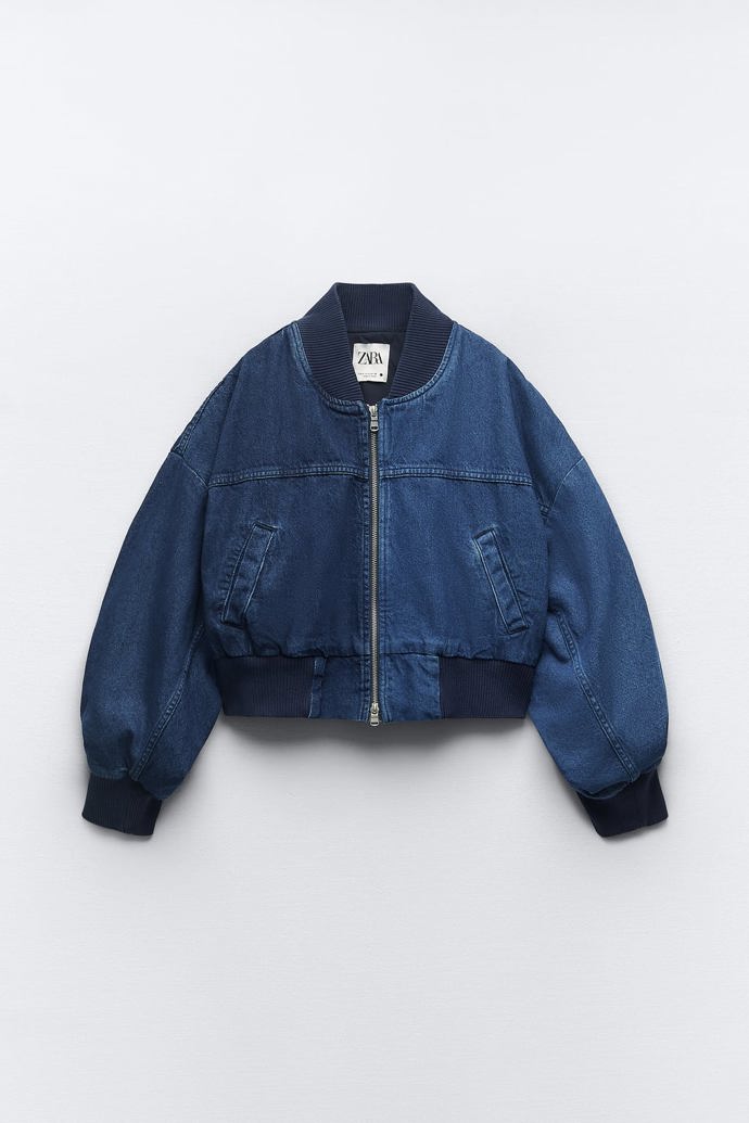 Džínový crop bomber, Zara, 1 399 Kč.