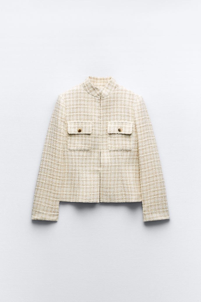 Buklé nesmí zůstat opomíjeno, třeba v podobě stylového bluzonu. (Zara, 1 599 Kč)