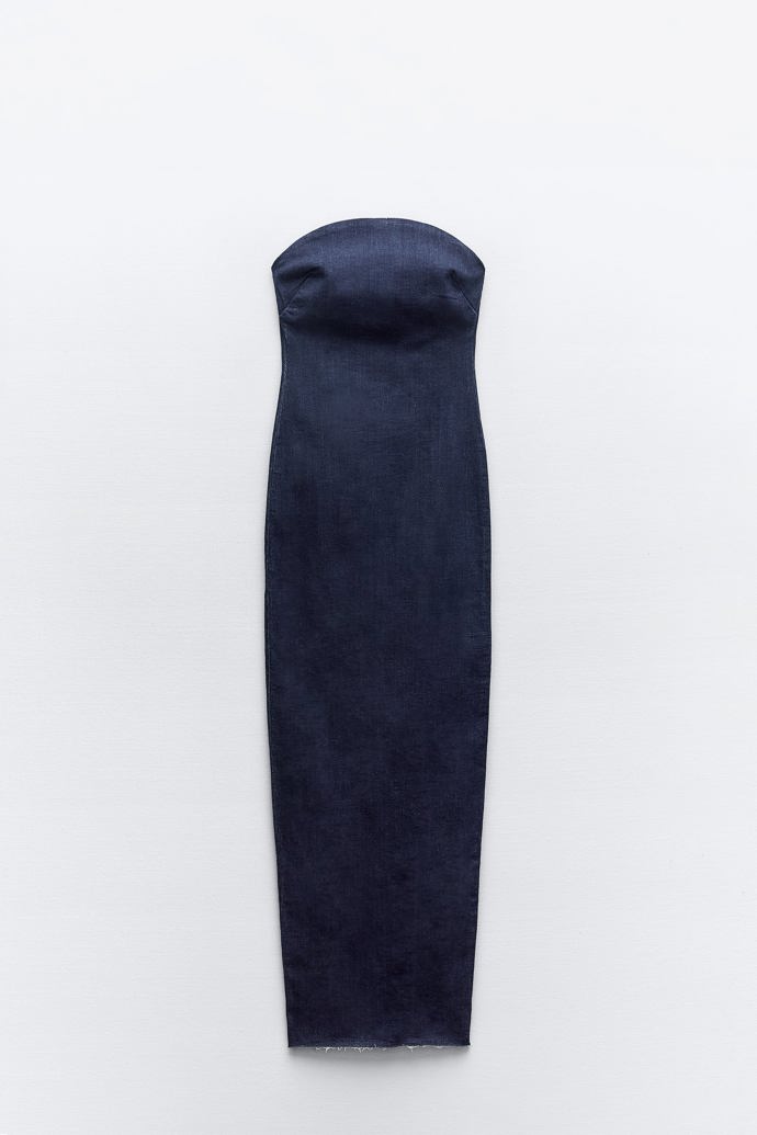 Podzimnímu vrstvení jsou nakloněny také dlouhé džínové šaty. (Zara, 549 Kč)