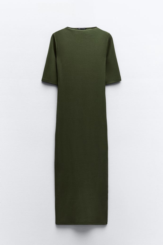 Úpletové tričkové šaty také nabízí mnoho variant vrstvení i kombinování s doplňky. (Zara, Zara, 599 Kč)