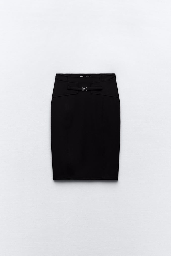 Pouzdrová sukně s přezkou, Zara, 799 Kč.