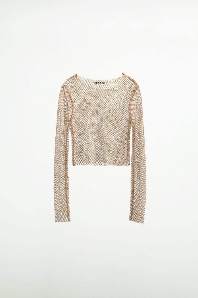 Aby byl styling podle Katie dokonalý, pořiďte si ještě síťovaný top Zara za 799 Kč.