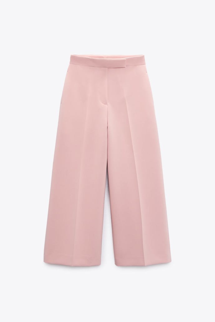 Culottes v pastelových barvách můžete kombinovat třeba se stejně barevnou vestičkou. (Zara, 799 Kč)