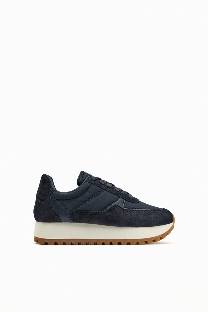 Tenisky v elegantním tmavomodrém odstínu dodají modelům sportovní švih. (Zara, 799 Kč)