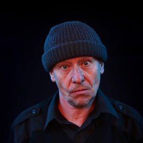 Ondřej Malý jako člen ochranky Iggy.