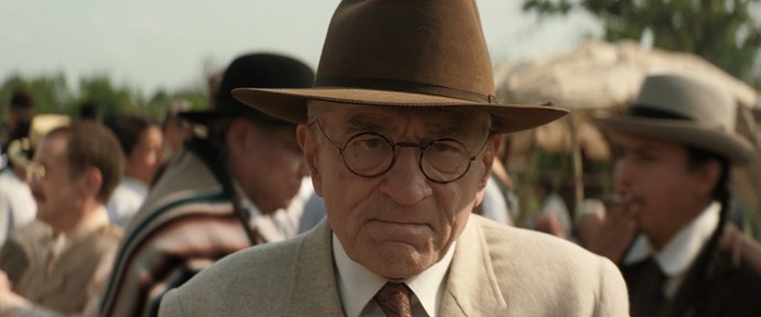 Hlavním strůjcem vražd je Ernestův strýc William Hale (Robert De Niro).