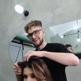 Přední český vlasový stylista Dan Pašek prozradil pár tipů, jak pečovat o vlasy na podzim.