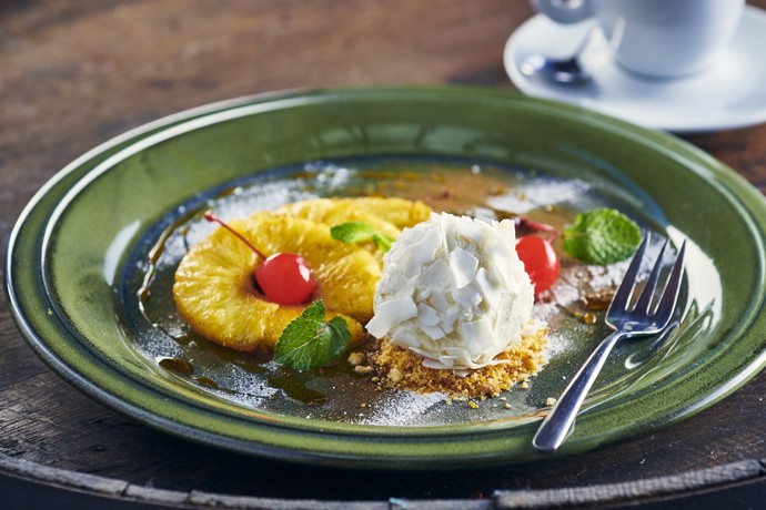 Na závěr v La Bodeguita del Medio servírují flambovaný ananas s karamelem, skořicí a kokosovou zmrzlinou.