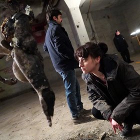  I přes počáteční pochybnosti se hlavní hrdinové rozhodnou začít drogy prodávat. 