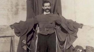 Tragický konec létajícího krejčího: Brzy na shledanou, řekl přátelům na vrcholu Eiffelovky