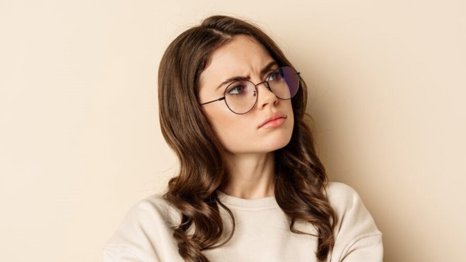 Marta (30): Můj přítel má i v ložnici telefon na prvním místě. Jestli s tím něco neudělá, bude mezi námi konec