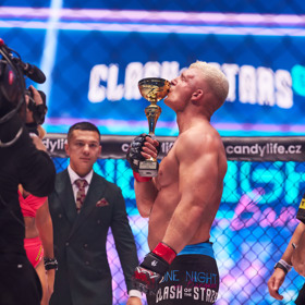 Patrik Žralok má na svém kontě několik amatérských soubojů v rámci turnajů Clash of the Stars. 