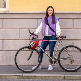 Martina se snaží zvládnout jízdu na kole. Moc jí to nejde. Dokonce vzbudí podezření, že je opilá...