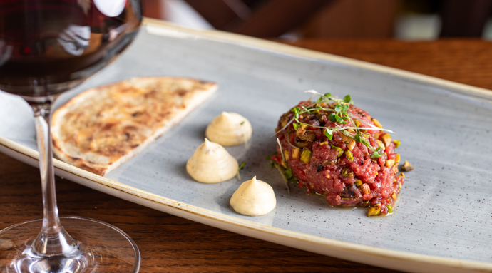 Hovězí tatarák s parmazánovou majonézou nabízí formou předkrmu také italské bistro La Bottega di Finestra.