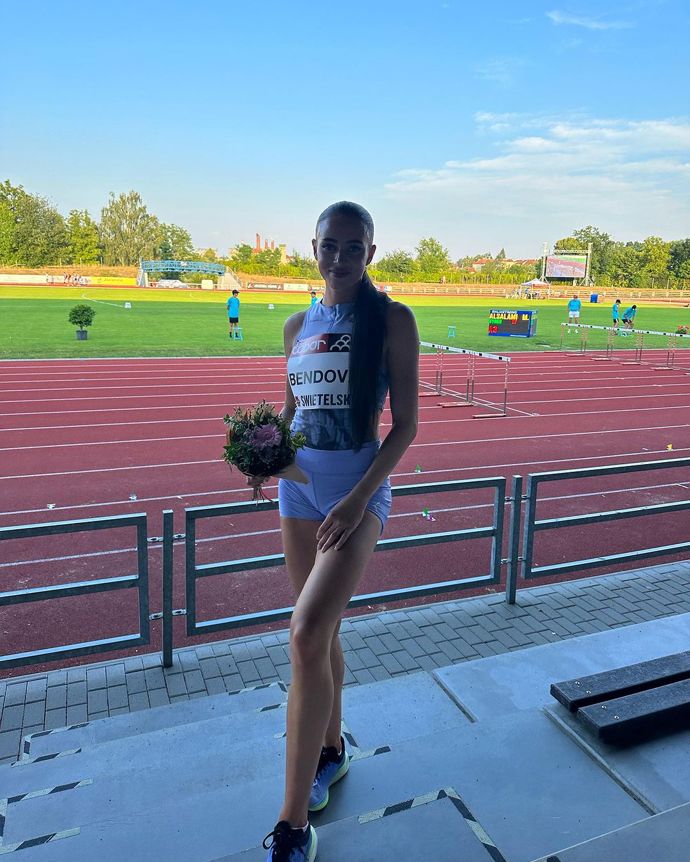 Ač se nejčastěji během závodní sezony objevuje ve sportovním, kde je věrna značce Puma, její sen je navrhovat volnočasové oblečení. 