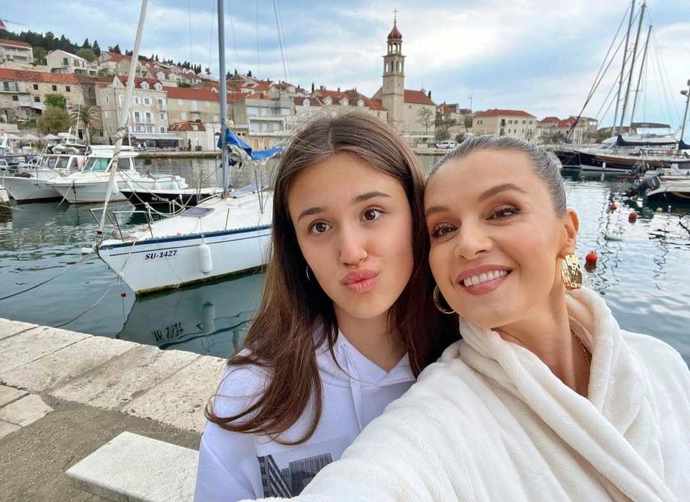Karolína se svou mámou Ivou Kubelkovou cestuje po celém světě.