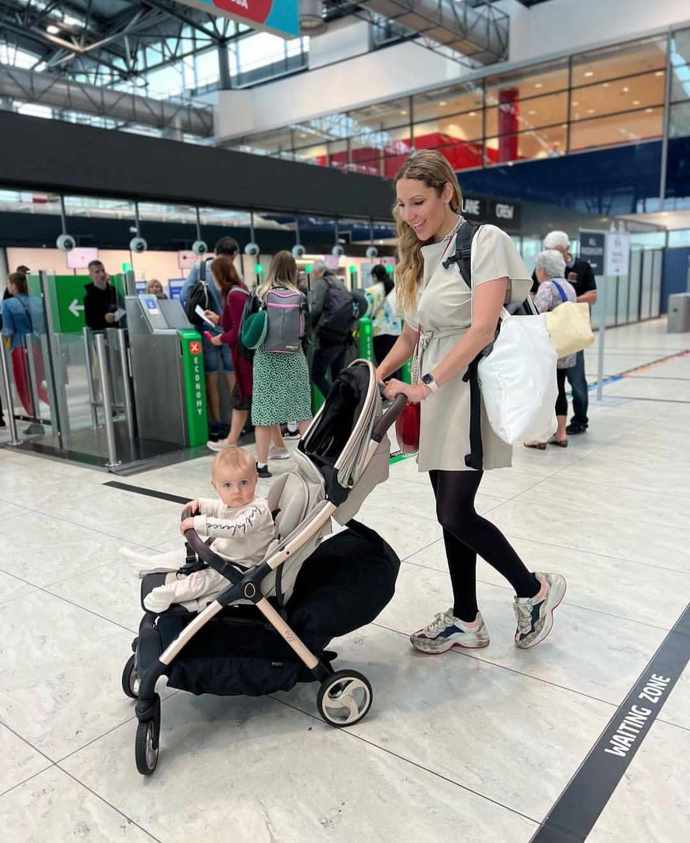 Olga Lounová dokázala dceru zabavit hračkami a svačinkami.